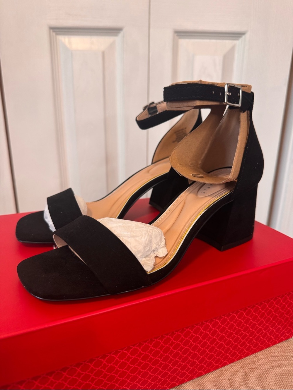 Kelly & Katie Women’s Black Ankle-Strap Block Heel Microsuede Sandals Size 6W - Picture 3 of 8